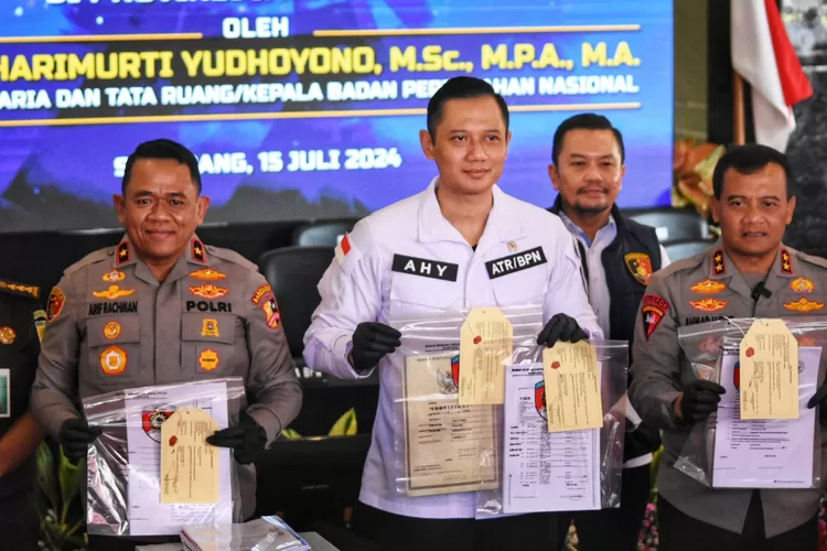 Menteri ATR/BPN Agus Harimurti Yudhoyono saat menunjukan pengungkapan kasus mafia tanah bersama Polda Jateng.  (Ayosemarang.com/ Audrian Firhannusa)