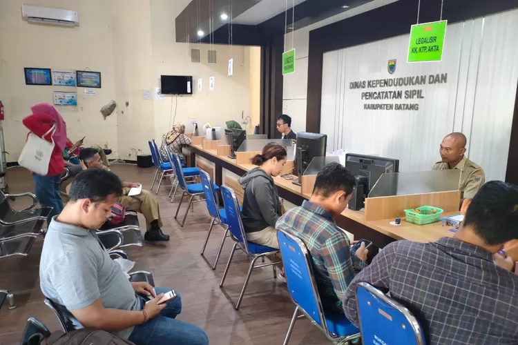 Sejumlah warga Batang mengantre di pelayanan Disdukcapil Batang. (Dok)
