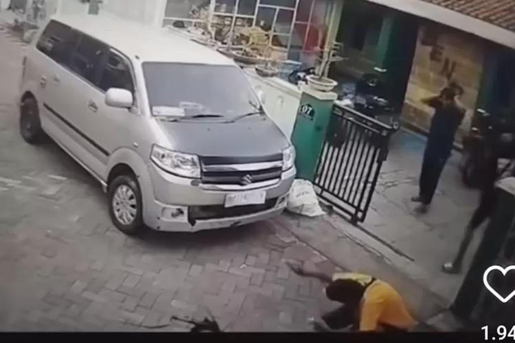 Rekaman video pria menembak kucing di Krobokan Semarang. Para pelaku sudah diamankan.  (Istimewa)