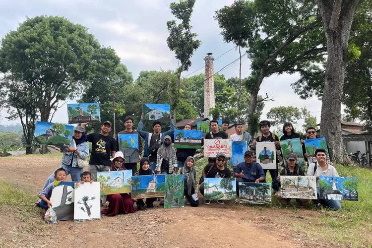 Melukis bersama di lokasi bersejarah Pabrik Karet Sukomangli oleh pelukis sketsa dari Kalikuto Art, Kendal Sketcher, dan Beringin Rasa.  (dokumen)