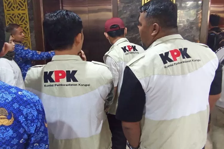 Petugas KPK saat menggeledah Kantor Wali Kota Semarang dan Kantor BPBJ.  (Ayosemarang.com/ Audrian Firhannusa)