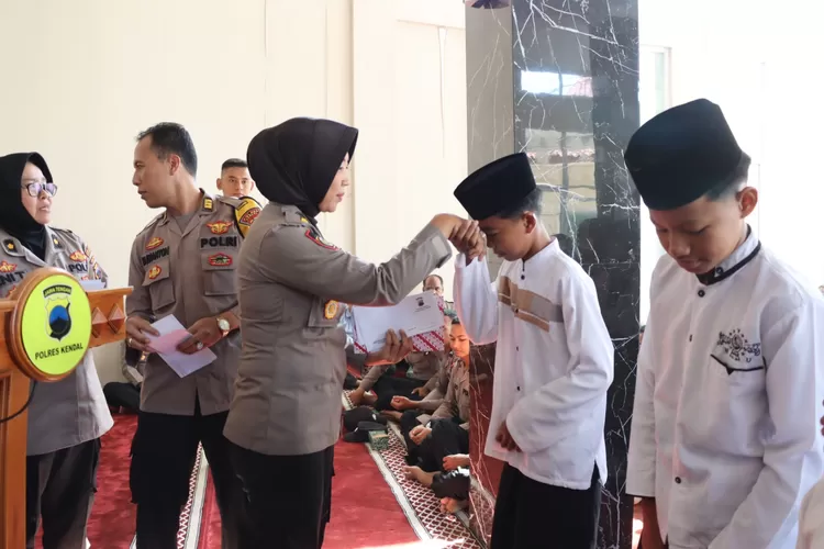 Santunan kepada anak yatim piatu yang dielenggarakan di Masjid Al-Mu'min Polres Kendal Kamis 18 Juli 2024.  (edi prayitno/kontributor kendal)