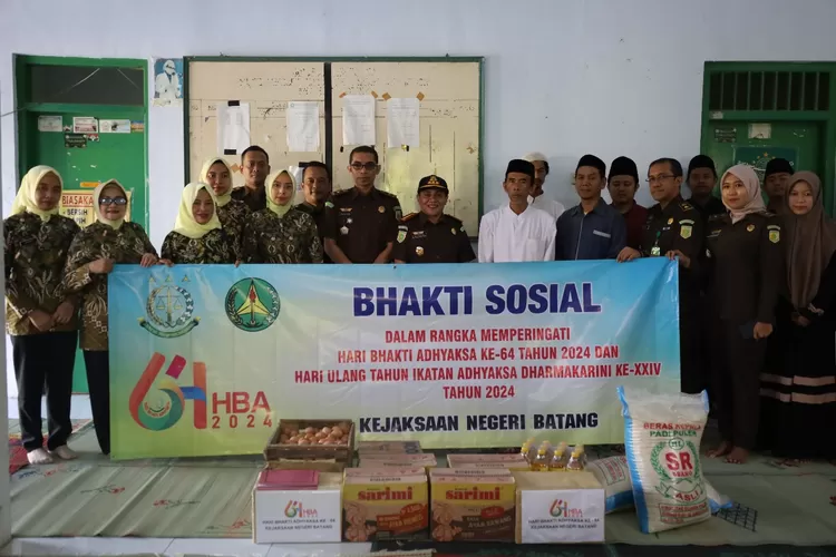 Kepala Kejaksaan Negeri Batang, Dr. Efi Paulin Numberi, S.H., M.H., pimpim langsung kegiatan bhakti sosial. Foto: Istimewa.