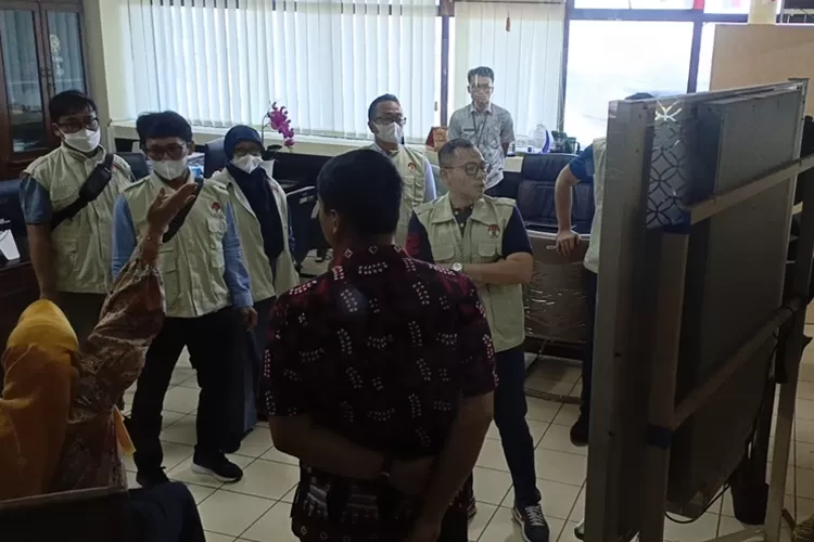 Petugas KPK saat melakukaan penggeledahan ke kantor Balai Kota Semarang.  (Ayosemarang.com/ Audrian Firhannusa)