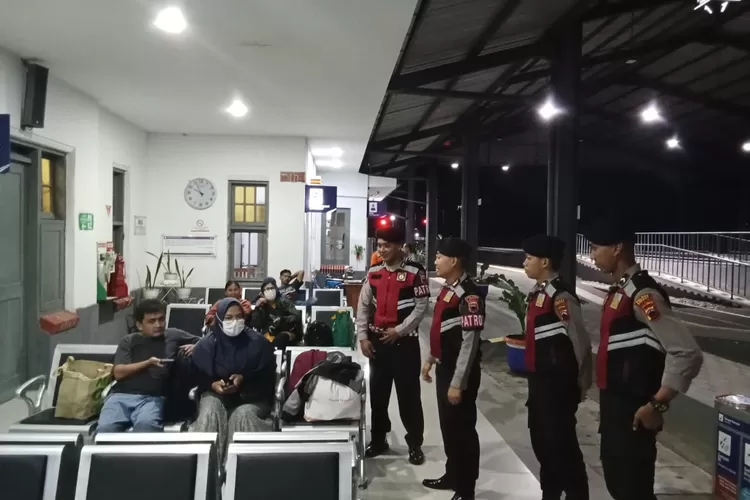 Anggota samapta Polres Kendal melaksanakan patroli di stasiun Weleri untuk meminimalisir kejahatan.  (edi prayitno/kontributor kendal)