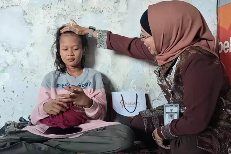 Pj Bupati Batang Lani Dwi Rejeki memberikan bantuan alat bantu pendengaran kepada Kayla yang mengalami gangguan pendengaran.  (Muslihun kontributor Batang)