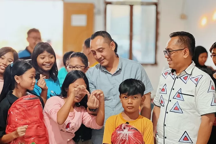 Ketua Baznas Semarang, Arnaz Andrarasmara saat memberikan bantuan peralatan sekolah kepada anak-anak kurang mampu.  (Baznas)