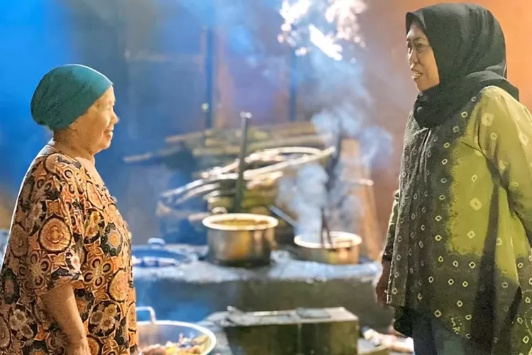 Eko Suwarni saat berbincang dengan masyarakat. Sebagai bakal calon Gubernur, Eko sudah punya cara atasi kemisikinaan.  (Istimewa)