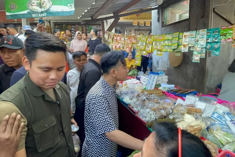 Gibran Rakabuming Raka blusukan di Semarang usai sertijab didampingi Dico Ganinduto yang maju dalam Pilwalkot Semarang.  (Istimewa)