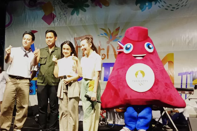 &nbsp;  Bupati Kendal Dico M Ganinduto menyapa warga yang menyaksikan festival SCTV di stadion Kebondalem Sabtu 20 Juli 2024 malam.  (edi prayitno/kontributor Kendal)