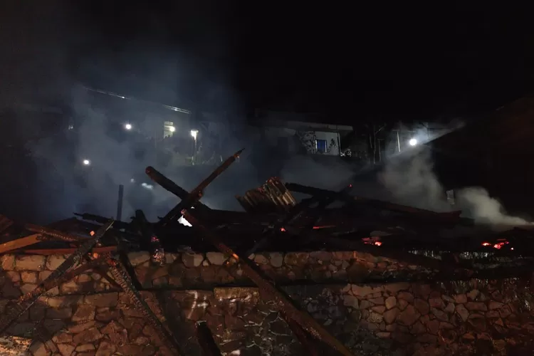 Rumah warga di Desa Blumah Kecamatan Plantungan terbakar Minggu dinihari.  (edi prayitno/kontributor kendal)