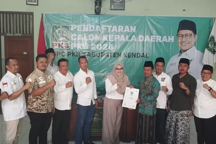 Mirna Annisa dan Urike Hidayat mengembalikan berkas pendaftaran di DPC PKB Kendal.  (edi prayitno/kontributor Kendal)