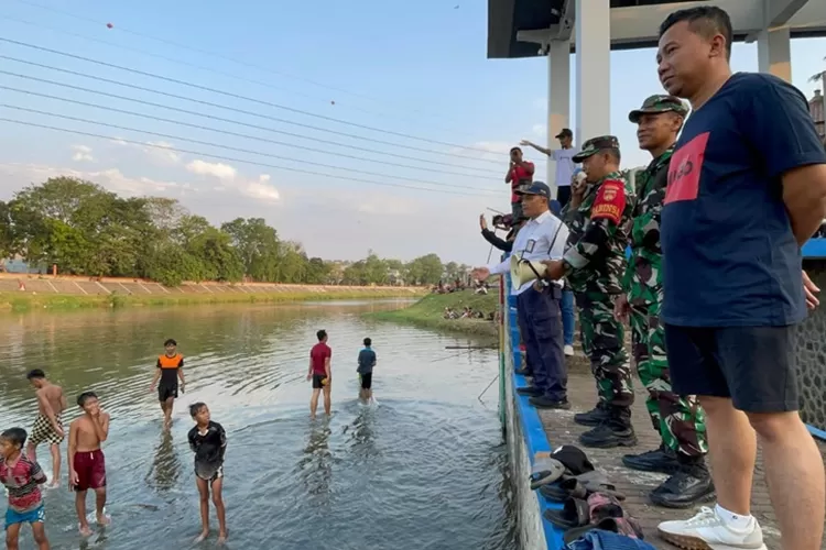 Petugas BBWS, Koramil dan Kecamatan Semarang Barat melarang anak-anak bermain di Bendungan Pleret untuk mencegah potensi bahaya.  (Istimewa)