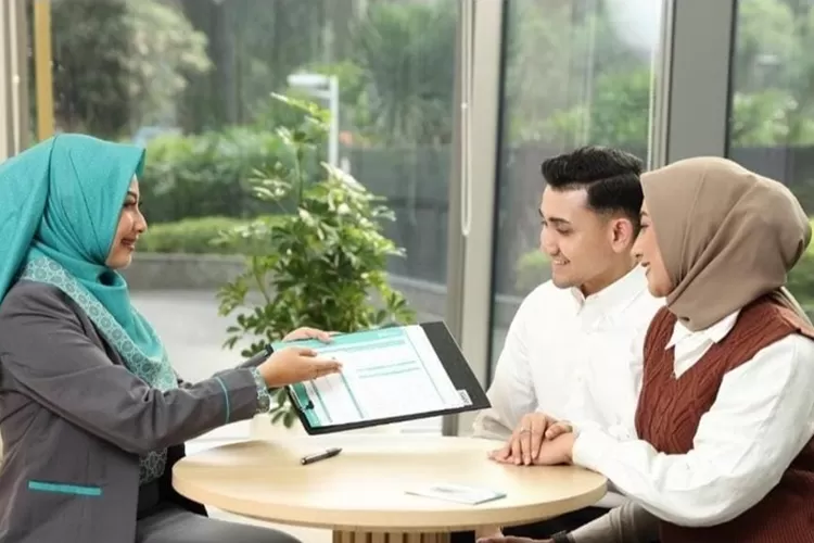 Petugas layanan BSI sedang menjelaskan produk kepada nasabah di Kantor Cabang BSI The Tower.