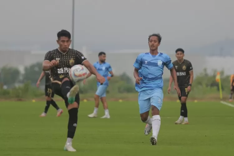 Pemain PSIS Semarang Haykal Alhafiz saat bermain melawan Bhayangkara FC. Mahesa Jenar akan mengagendakan ujicoba tambahan.  (Ayosemarang.com/ Audrian Firhannusa)