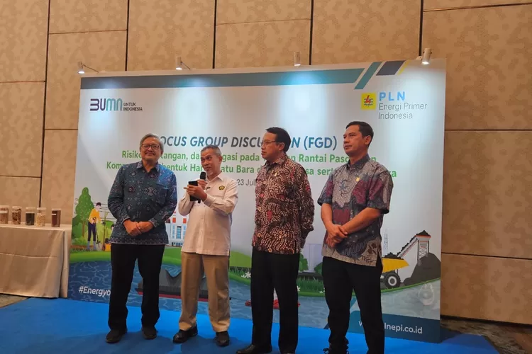 Para pembicara Focus Group Discussion (FGD) &ldquo;Risiko, Tantangan, dan Mitigasi pada Tatanan Rantai Pasok dan Komponen Pembentuk Harga Batu Bara dan Biomassa serta Energi Baru Terbarukan (EBT) Lainnya&rdquo; di Padma Hotel, Semarang, Selasa 23 Juli 2024. (dok)