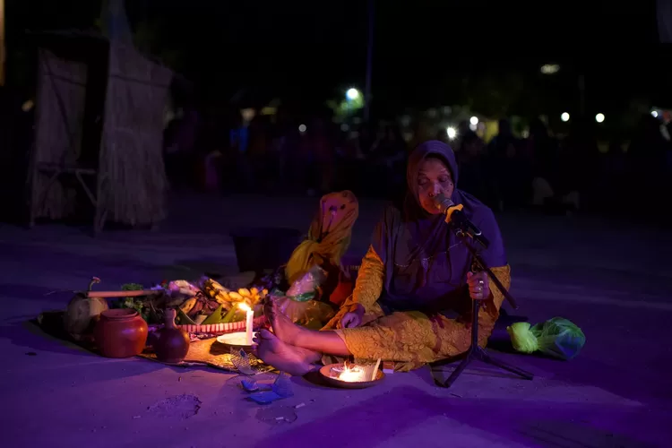 Tradisi kalang obong ditampilkan dalam festival pituturan putaran keempat di Rowosari.  (dokumen)