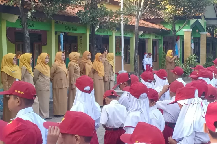 &nbsp;  Guru beserta murid menggelar upacara di hari pertama masuk sekolah.  (dokumen)