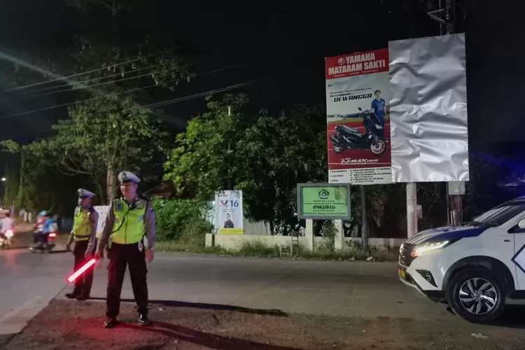 Mobil patroli Satlantas Polres Kendal melakukan pengaturan jalur pantura di malam hari antisipasi kriminalitas.  (dokumen)
