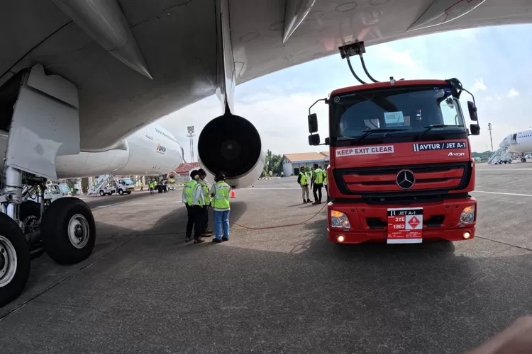 Pertamina Patra Niaga Regional JBT melalui Aviation Fuel Terminal (AFT) Adi Soemarmo melayani kebutuhan Avtur, bahan bakar pesawat udara, selama masa penerbangan Haji 2024. (dok Pertamina Patra Niaga.)