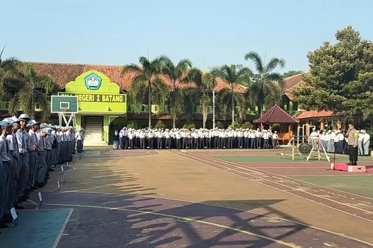 Kabagops Polres Batang, Kompol Abdul Fatah saat menjadi pembina apel MPLS di SMAN 2 Batang. (istimewa)