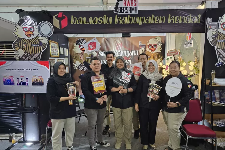 Stand pameran di Pekan Raya Kendal 2024 di stadion Kebondalem Kendal.  (edi prayitno/kontributor)