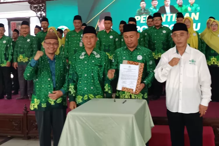 Sejumlah pengurus Persatuan Guru Nahdlatul Ulama (Pergunu) Kabupaten Batang foto bersama usai dilantik. (Muslihun kontributor Batang)