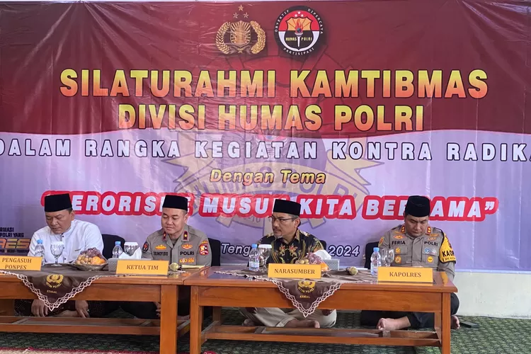 Karopenmas Divhumas Polri saat berkunjung ke Pondok Pesantren Al Musthofa untuk meningkatkan kesadaran bahaya radikalisme.  (edi prayitno/kontributor kendal)