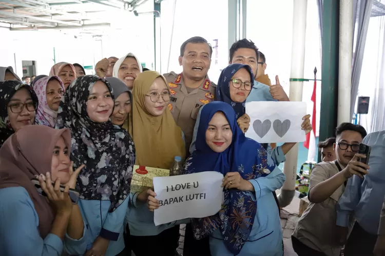 Kapolda Jateng, Irjen Pol Ahmad Luthfi saat berfoto bersama karyawan PT Sukorintex.  (Istimewa)