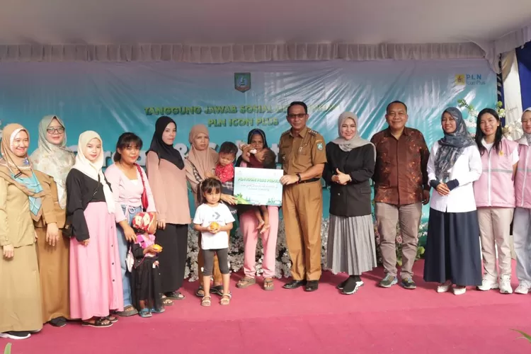 PLN Icon Plus melaksanakan kegiatan TJSL atau CSR di bidang kesehatan dan pendidikan di Puskesmas Manggar, Kecamatan Manggar, Kabupaten Belitung Timur.  (dok PLN Icon Plus.)