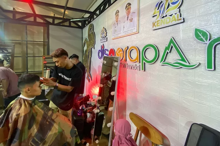 Potong rambut gratis di stand Disporapar Kendal di PRK 2024.  (edi prayitno/kontributor Kendal)