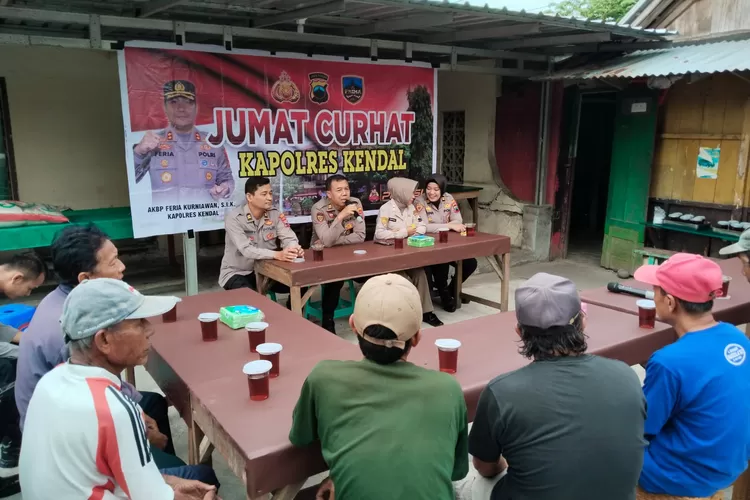 Jajaran bagian SDM Polres Kendal menampung keluhan warga lewat Jumat Curhat yang dilansakanakn di Desa Langenharjo.  (edi prayitno/kontributor kendal)