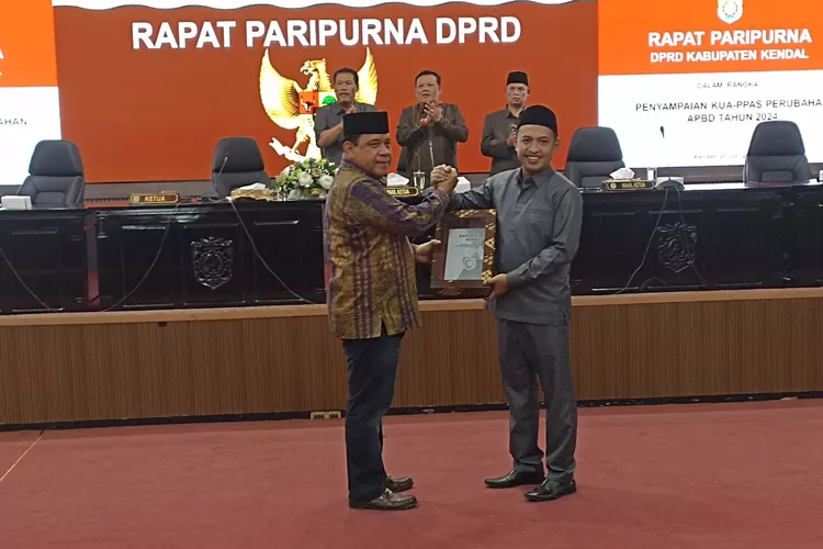 Wakil bupati Kendal menyerahkan rancangan KUA PPAS Perubahan 2024 kepada ketua DPRD Kendal dalam rapat paripurna Jumat 26 Juli 2024.  (edi prayitno/kontributor Kendal)