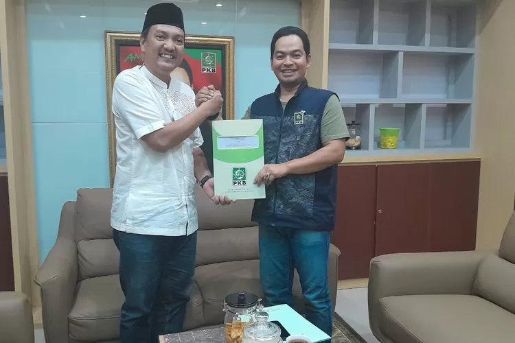 Yoyok Sukawi resmi mendapat rekomendasi dari PKB yang diberikan oleh Bendahara PKB Jateng Abdul Hamid, Jumat 26 Juli 2024.  (Ayosemarang.com/ Audrian Firhannusa)