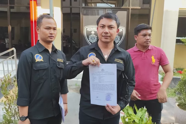 Kuasa Hukum dadi Jonsun Wakum bernama Setiawan saat menunjukan laporan pemganiayaan kliennya oleh oknum TNI di Semarang. (Ayosemarang.com/ Audrian Firhannusa)