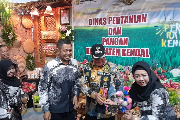 Stand Dinas pertanian dan pangan Kendal menampilkan produk pertanian unggulan kabupaten Kendal.  (edi prayitno/kontributor kendal)