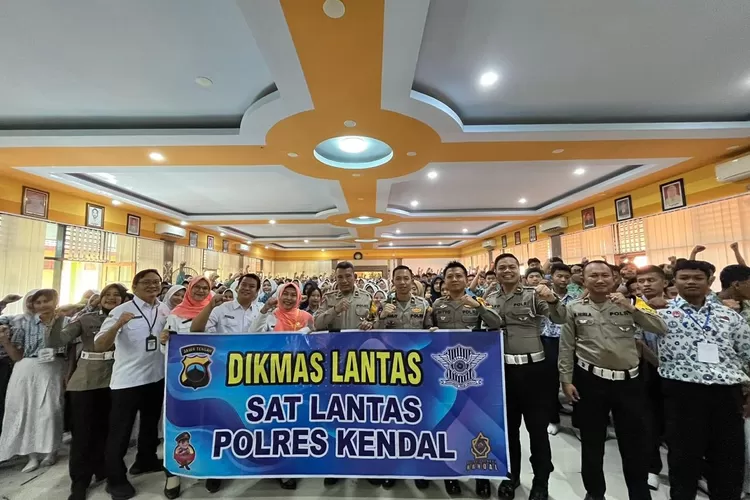  Sosialisasi tertib berlalu lintas dan bahaya bullying di SMA Negeri 1 Kendal.  (edi prayitno/kontributor kendal)