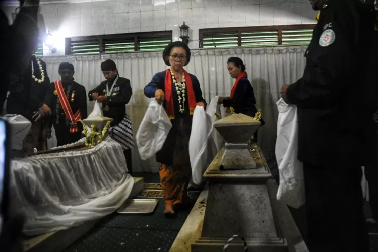 Pergantian luwur di makam Ki Ageng Pandanaran. Makam ini sering dikunjungi calon Wali Kota jelang Pilwalkot Semarang.  (Ayosemarang.com/ Audrian Firhannusa)