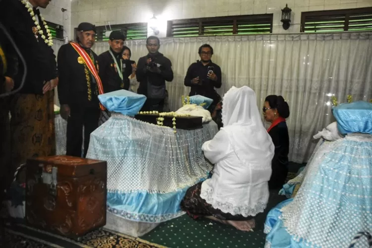 Wali Kota Semarang Hevearita Gunaryanti Rahayu bersimpuh di depan makam Ki Ageng Pandanaran saat pergantian luwur.  (Ayosemarang.com/ Audrian Firhannusa)