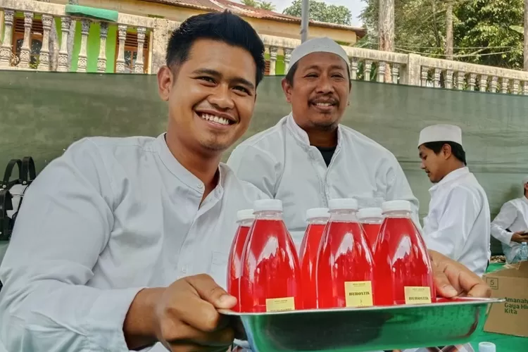 Rastra Eka Rikianto, staf kegiatan kerja Lapas Narkoba Nusakambangan menunjukkan Produk Burostik.  (Muslihun/Kontributor Batang)