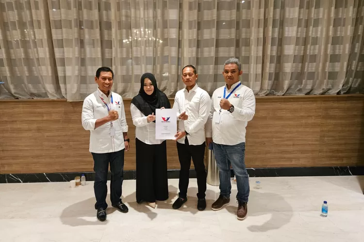 Mirna Annisa dan Urike Hidayat menerima rekomendasi untuk maju di Pilkada Kendal 2024 mendatang.  (Dokumen partai perindo)