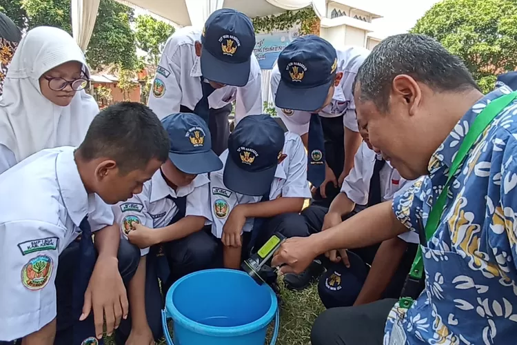Siswa SMP Negeri 1 Boja diajarkan pemberantasan sarang nyamuk dengan gerakan siswa mencari jentik nyamuk.  (edi prayitno/kontributor Kendal)