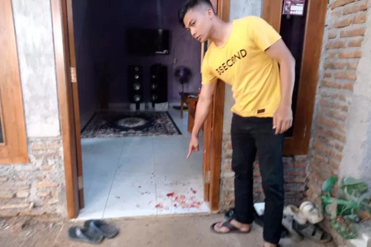 Polisi melakukan olah tempat kejadian penusukan yang terjadi di Desa Kedungsureng Kaliwungu Selatan.  (Dokumen )