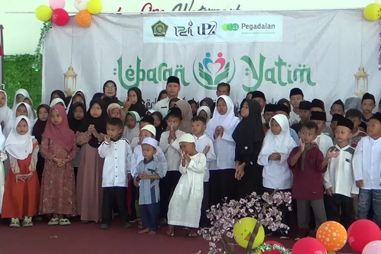 Anak yatim&nbsp; piatu saat menerima santunan dari Kementerian Agama Kendal di obyek wisata Omahe Oppa.  (edi prayitno/kontributor Kendal)