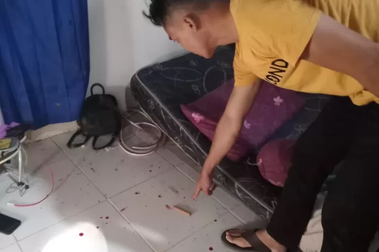 polisi menunjukan gagang pisau yang putus di lokasi kejadian (edi prayitno/kontributor kendal)