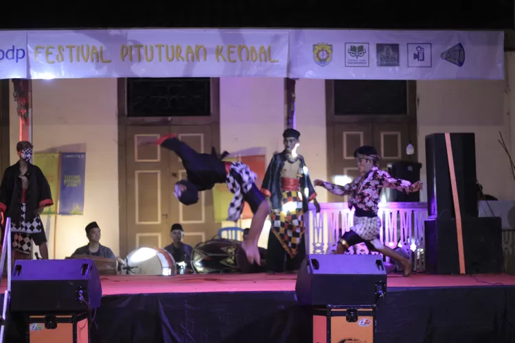 Pentas ketoprak di halaman rumah Mbah Wali Hadi dalam rangka Festival Pituturan Kendal putaran kelima. ( Dokumen)