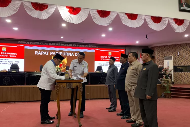 Wakil Bupati Kendal menandatangani nota kesepakatan bersama KUPA-PPAS tahun 2024 dalam rapat paripurna Rabu 31 juli 2024.  (edi prayitno/kontributor kendal  &nbsp;)