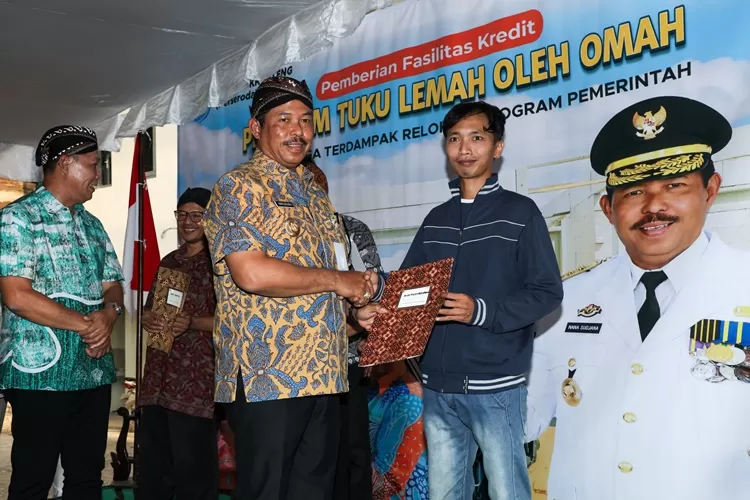 PJ Gubernur Jateng Nana Sudjana saat menyerahkan sertifikat tanah kepada warga di Solo.  (Humas Jateng)