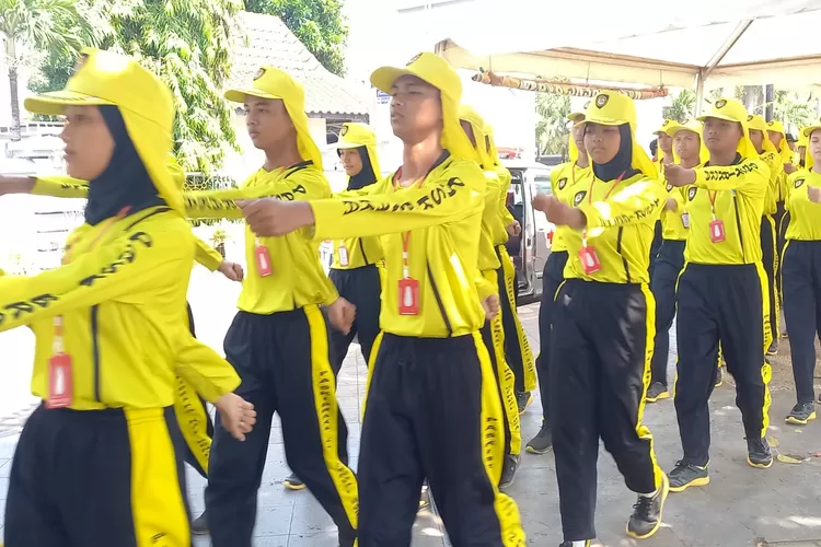  Anggota Paskibrakan melakukan latihan di Alun-alun Kendal.  (edi prayitno/kontributor kendal)