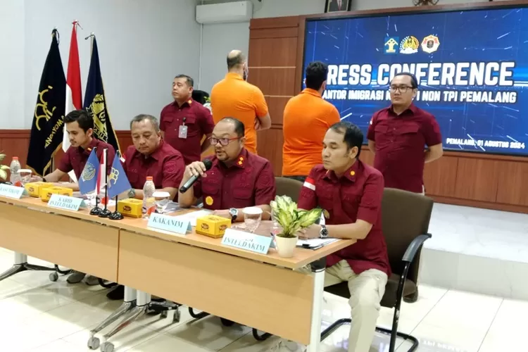 Kantor Imigrasi I Non TPI Pemalang saat melakukan konferensi pers.  (Muslihun/Kontributor Batang)